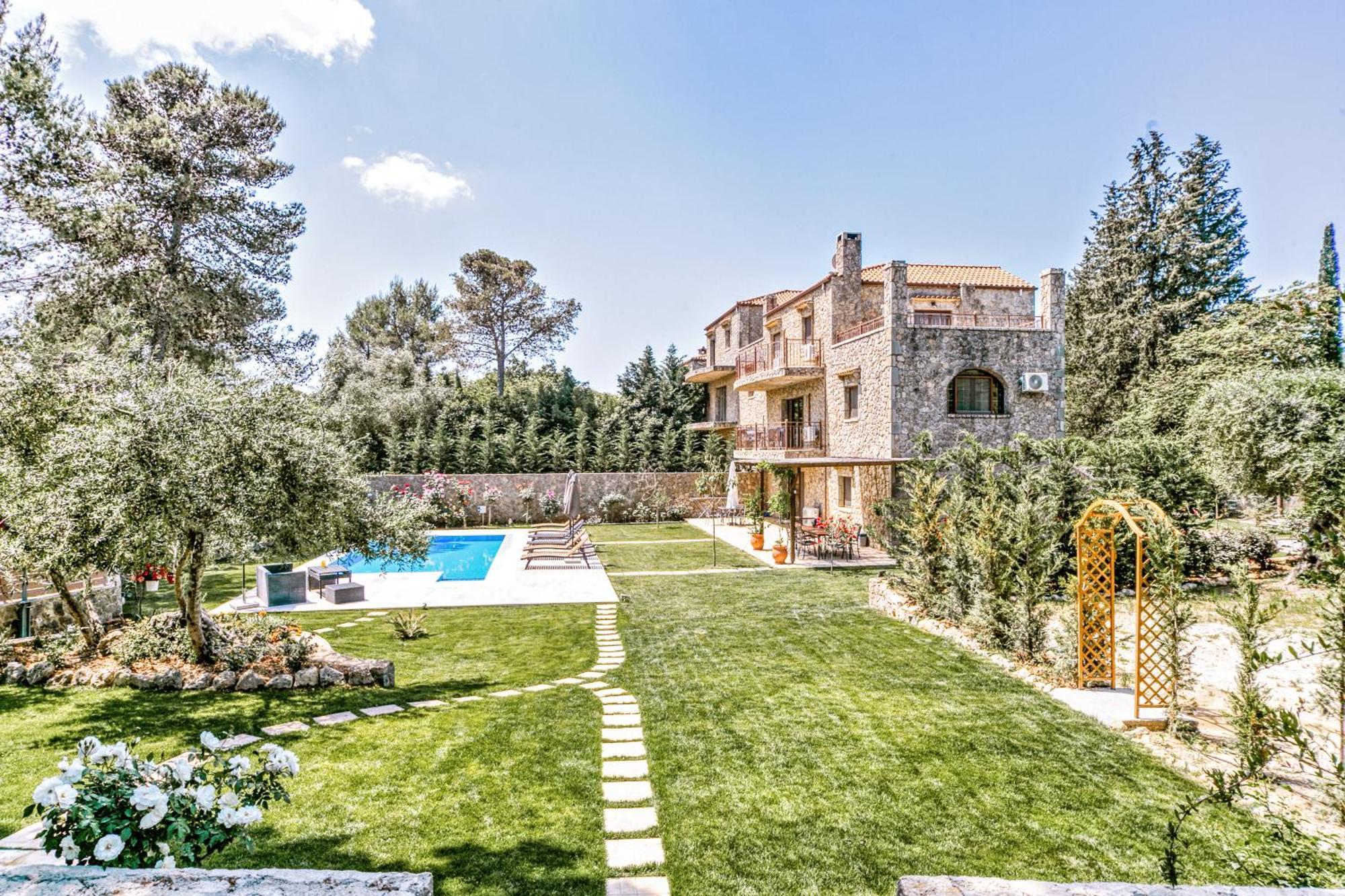 Filia Stone Villa Гувия Екстериор снимка